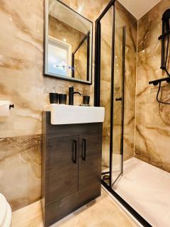 R2 - Modern Self-Contained En-Suite Private Room near QE Hospital Harborne - Birmingham - 8