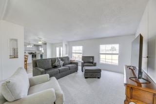 Tranquil Elgin Getaway with Private Deck and Patio! - Elgin - 0