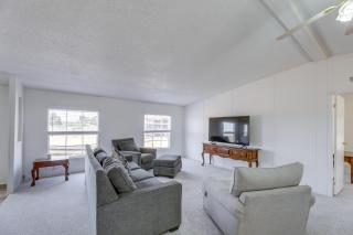 Tranquil Elgin Getaway with Private Deck and Patio! - Elgin - 6