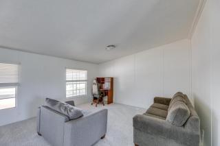 Tranquil Elgin Getaway with Private Deck and Patio! - Elgin - 5