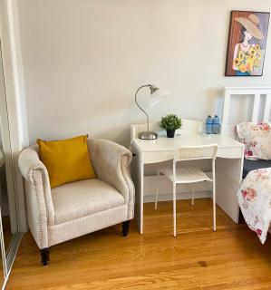 Sunny House - Main Floor, Free parking, in Toronto - 2
