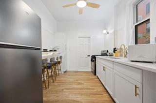 1 Min to Subway, King Bed Luxurious Airy Space Patio at "Vintage Luxe" - New York - 6