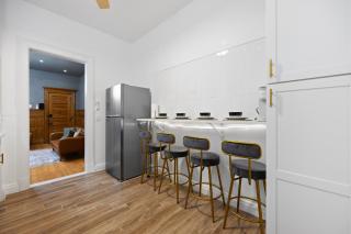 1 Min to Subway, King Bed Luxurious Airy Space Patio at "Vintage Luxe" - New York - 2