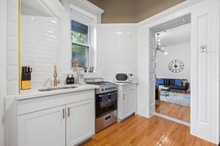 Prime Location 2 BDR Loft with Patio, Steps to Subway at "Vintage Luxe" - 2