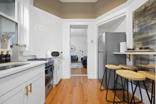Prime Location 2 BDR Loft with Patio, Steps to Subway at "Vintage Luxe" - 3