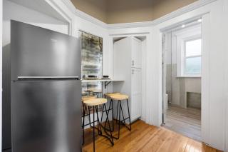 Prime Location 2 BDR Loft with Patio, Steps to Subway at "Vintage Luxe" - 4
