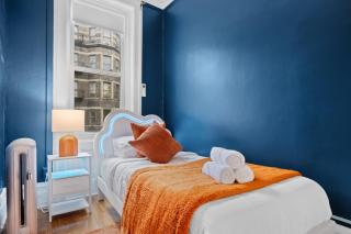 Artful 3 BDR and Private Patio Near Subway and Stadium at "Vintage Luxe" - New York - 0
