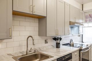 NEW Historic Townhouse by Downtown - 2