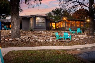 Lake LBJ Retreat - Lake Front Foosball Boat Slips - Sleeps 18 - Kingsland - 4