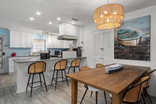 Lake LBJ Retreat - Lake Front Foosball Boat Slips - Sleeps 18 - Kingsland - 1