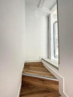 Chic Penthouse with Urban Charm & Rooftop - Madrid - 8