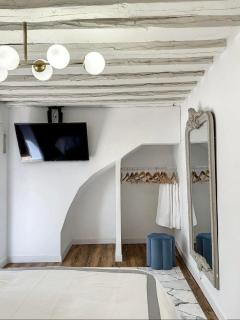 Chic Penthouse with Urban Charm & Rooftop - 5