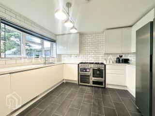 Spacious 4-Bedroom Home, Driveway & Garden - Goodmayes - 9