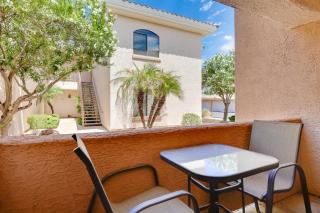 Sunny First-Floor Phoenix Condo with Community Pool - Phoenix - 9