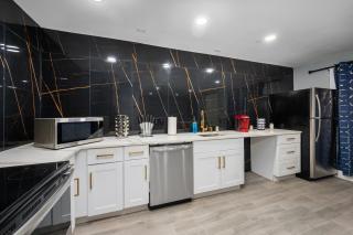 Relaxing 2BR Haven in Heights with Pool and Free Parking - 6