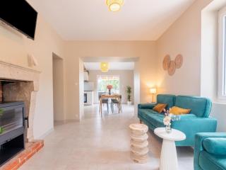 Charming House in Hautefort with Pool & Nature - Hautefort - 4
