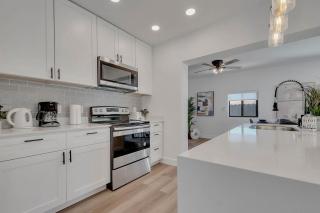 Boho Chic 3 Bed 2 Bath with Heated Pool & BBQ Great for Families - Hallandale Beach - 2
