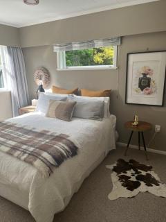 Cone Hill Farmstay - with bush and river walks - 80 sqm self contained - Hamilton - 8