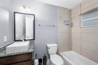 Chic 1BR Stay with King Bed and Free Park - Houston - 2