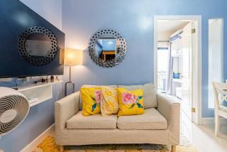 Chic Condo with Pool Near Airport-2 to 7 guest - Sudtungan - 0