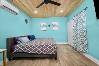 Modern Studio Retreat with King Bed, Full Kitchen & Free Park - 7