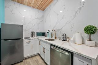 Modern Studio Retreat with King Bed, Full Kitchen & Free Park - 4