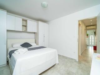Mata Family Apartments - Deluxe Two bedroom Apartment with Terrace and Sea View - Molunat - 4