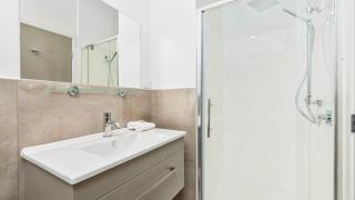 Stylish Top Floor 2 Bedroom Apartment - 5