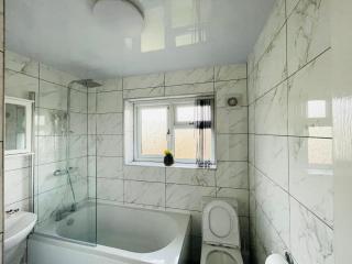 4 bed house in Wakefield free parking perfect for contractors families - 2