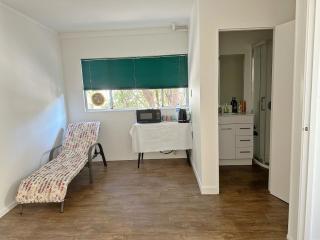 Spacious Escape in Fairview, Free WiFi, Coffee ,Tea and Parking ,Private Bathroom near Albany Mall and highway - Auckland - 6