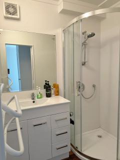 Spacious Escape in Fairview, Free WiFi, Coffee ,Tea and Parking ,Private Bathroom near Albany Mall and highway - Auckland - 5
