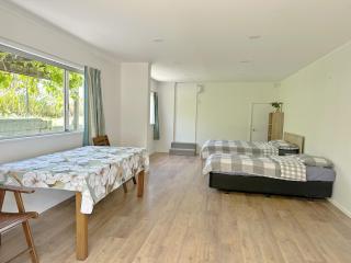 Spacious Escape in Fairview, Free WiFi, Coffee ,Tea and Parking ,Private Bathroom near Albany Mall and highway - Auckland - 0