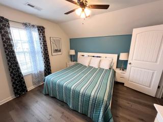 Contemporary 2-BR cottage, 2 Blocks to Beach - Myrtle Beach - 1