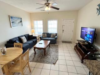 Contemporary 2-BR cottage, 2 Blocks to Beach - Myrtle Beach - 7