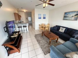 Contemporary 2-BR cottage, 2 Blocks to Beach - Myrtle Beach - 8