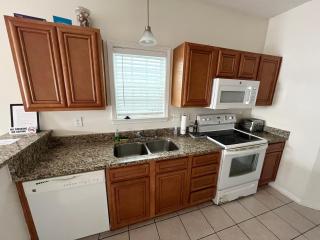 Contemporary 2-BR cottage, 2 Blocks to Beach - Myrtle Beach - 4