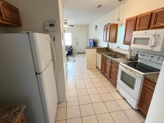 Contemporary 2-BR cottage, 2 Blocks to Beach - Myrtle Beach - 3