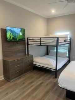 Beautiful NEW 5BR Home with outdoor seating - New Orleans - 9