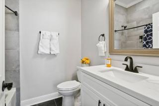 Beautiful NEW 5BR Home with outdoor seating - 5