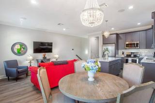 Breathtaking Spacious Art Filled 5BR home near FQ - 3