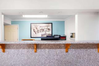 Super 8 by Wyndham Pleasanton - 3