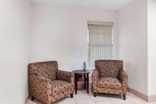 Super 8 by Wyndham Pleasanton - 2