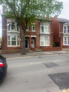 8 Bedroom contractor House Free Parking - Worksop - 0