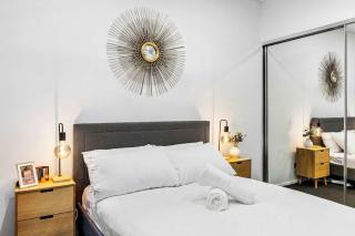 Beautiful House in Glebe with Two-Car Garage - Sidney - 2