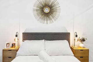 Beautiful House in Glebe with Two-Car Garage - Sidney - 1