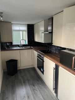Spacious Three Bedroom House in Warrington by Eason Stays, Ideal For Long Stays, Contractors Digs, with Free Parking Off Street - Warrington - 2