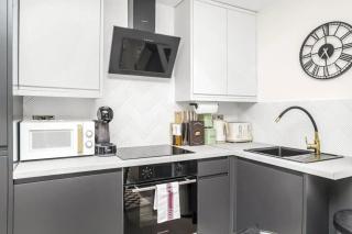 Spacious 4-Bed App Near Heathrow, Sleeps 10 - Cowley - 8