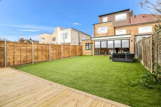 Spacious 4-Bed App Near Heathrow, Sleeps 10 - Cowley - 2