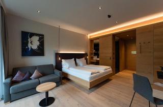 Wellness und Brunch Hotel MorgenZeit beheizter Naturpool mit Sandstrand Genuss Frühstück bis 13 Uhr Hochkönig Sommercard - 9