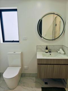 Modern Comfort in Hillcrest - Hamilton - 5